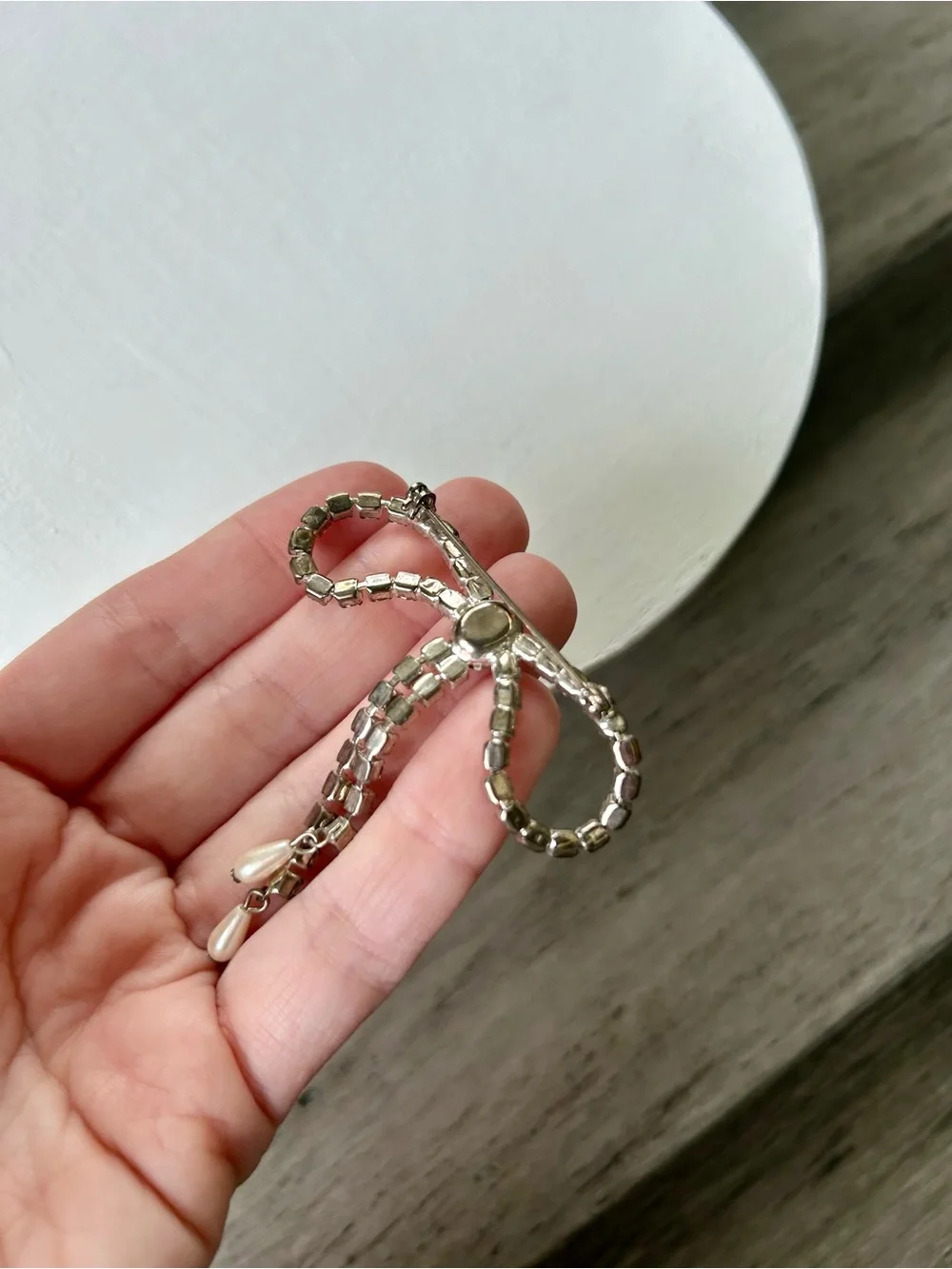 💸 5/20 Vintage Clear Rhinestone Bow-Shaped Brooch w/ Dangling Pearls